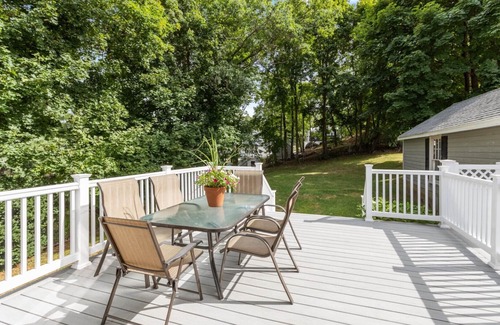 Wakefield Maison | Maison accueillante de 7 pièces avec grande terrasse et grande cour. <15 miles à Boston / Salem.