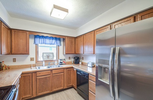 Quad Cities Copropriété | Welcoming Condo in Davenport: Central Location!