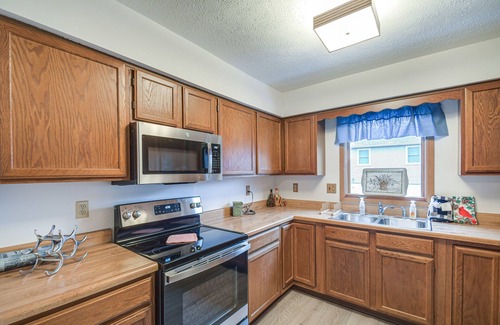Quad Cities Copropriété | Welcoming Condo in Davenport: Central Location!