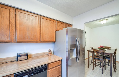Quad Cities Copropriété | Welcoming Condo in Davenport: Central Location!