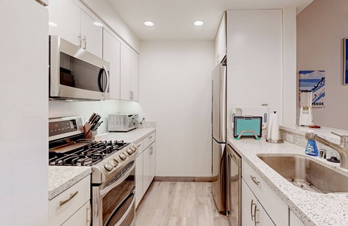 Dollar Point Copropriété | Welcoming condo with seasonal pool, tennis courts, fireplace, W/D & forest view