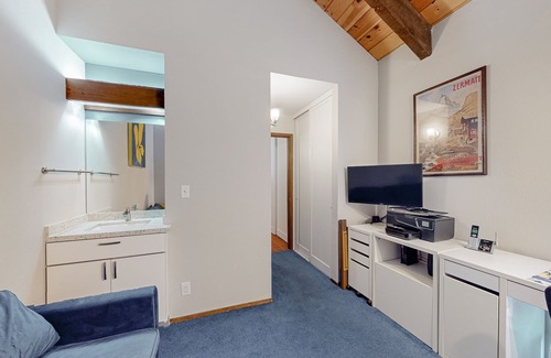 Dollar Point Copropriété | Welcoming condo with seasonal pool, tennis courts, fireplace, W/D & forest view