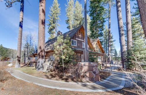 Dollar Point Copropriété | Welcoming condo with seasonal pool, tennis courts, fireplace, W/D & forest view