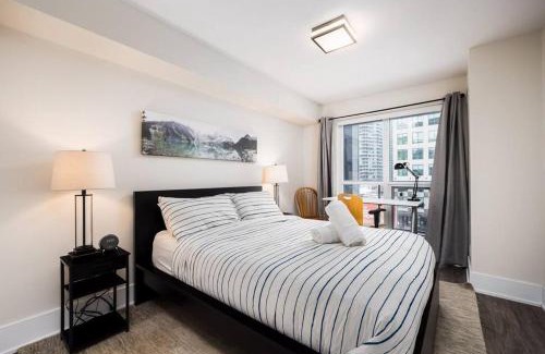 Toronto Entertainment District Maison | Welcoming Downtown Condo with WFH setup Balcony