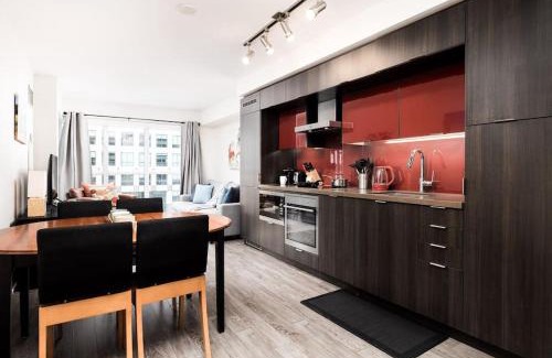 Toronto Entertainment District Maison | Welcoming Downtown Condo with WFH setup Balcony