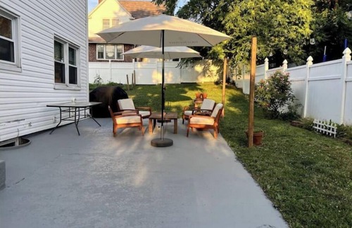 Teaneck Maison | Welcoming Family Home close to everything - 5 Bdrms / 3.5 Baths.