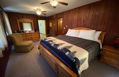 Stahlstown Hôtel | Welcoming king bed studio suite with split bathroom. Close to hiking trails, ski resorts and family parks!