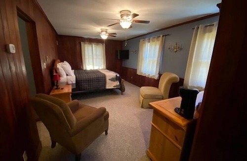 Stahlstown Hôtel | Welcoming king bed studio suite with split bathroom. Close to hiking trails, ski resorts and family parks!