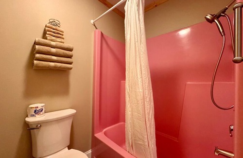 Trout Lake Hôtel | Welcoming King Room #6 with AC at lakefront Twin Cedars Resort in Trout Lake MI