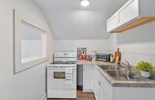 Battle Creek Appartement | Welcoming Studio Apartment Just Steps Away From Historic Downtown Battle Creek