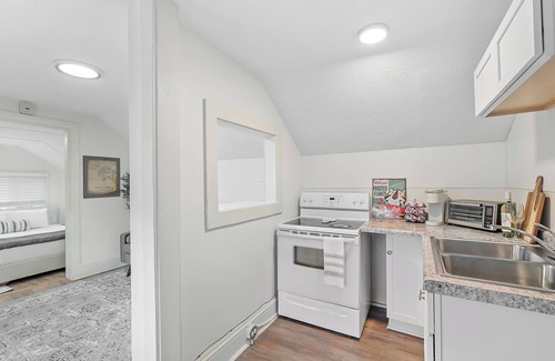Battle Creek Appartement | Welcoming Studio Apartment Just Steps Away From Historic Downtown Battle Creek