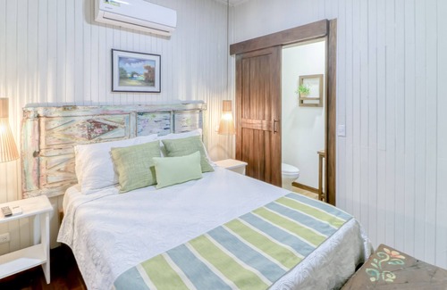La Cruz Maison | Welcoming suite at Hotel Punta Descartes with fast WiFi & on-site dining