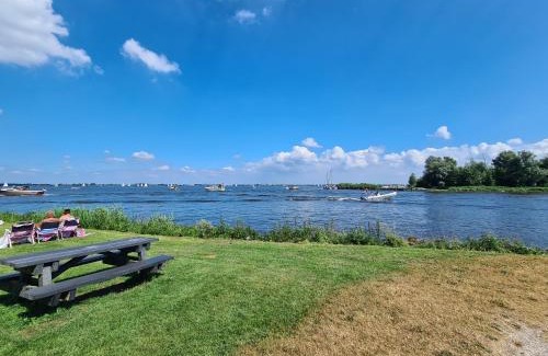 Offingawier Appartement | Welkom in mijn Studio bij het Snekermeer !