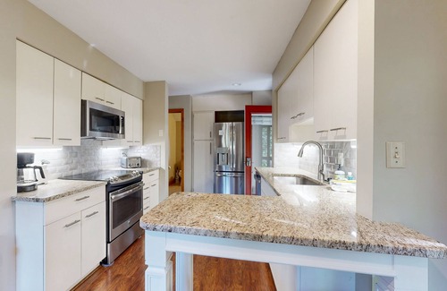Gilford Copropriété | Well-appointed condo with beach access, pool, tennis court, & washer/dryer