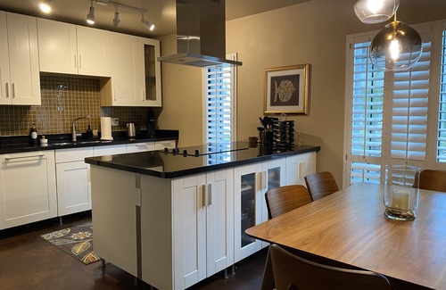 Cloisters Copropriété | Well Appointed fully furnished 2 BR Biltmore area condo