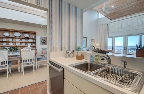Debordieu Colony Villa | Eh bien nommé Oceanfront Villa avec ascenseur, wifi et décoré dans un style country français