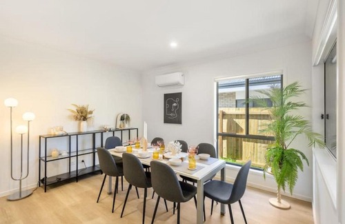 Browns Plains Maison | Well-decorated 4BR Family home steps to mall
