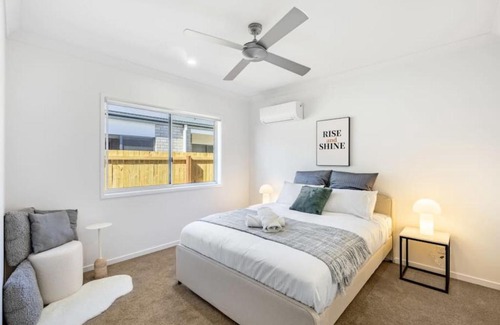 Browns Plains Maison | Well-decorated 4BR Family home steps to mall