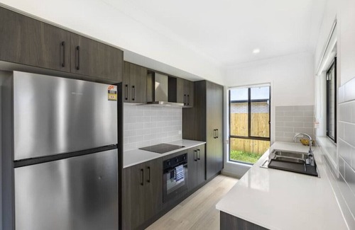 Browns Plains Maison | Well-decorated 5BR Family home