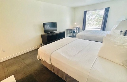 Cuero Maison | Well-Designed Hotel, 2 Beautiful Units, Pool, Minutes to Yorktown Country Club