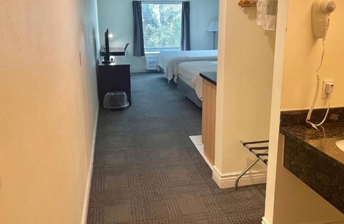 Cuero Maison | Well-Designed Hotel, 2 Beautiful Units, Pool, Minutes to Yorktown Country Club