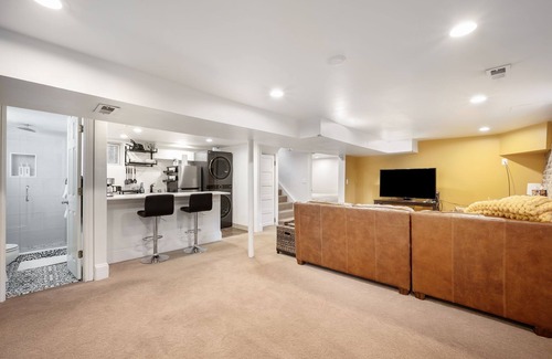 Whittier Maison | Well equipped 1-bedroom basement apartment/private entrance, AC, WiFi Denver