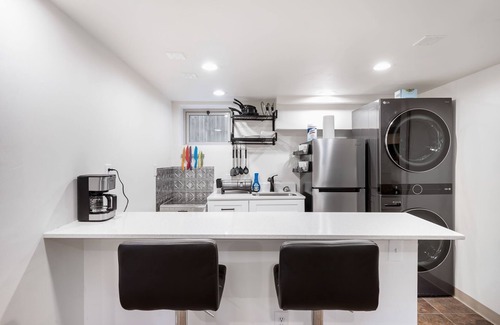 Whittier Maison | Well equipped 1-bedroom basement apartment/private entrance, AC, WiFi Denver