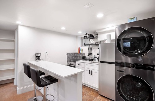 Whittier Maison | Well equipped 1-bedroom basement apartment/private entrance, AC, WiFi Denver