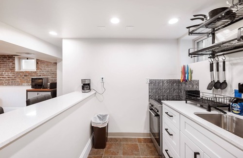 Whittier Maison | Well equipped 1-bedroom basement apartment/private entrance, AC, WiFi Denver