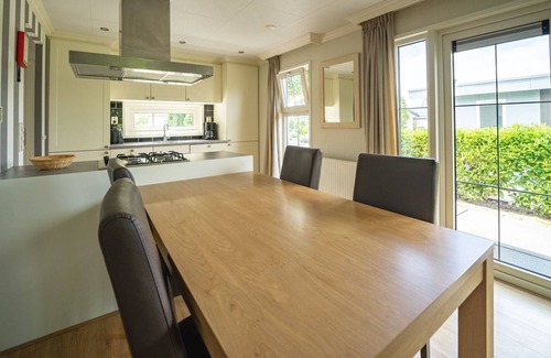 Dordtse Biesbosch Chalet De Ski | Well-kept chalet not far from the Biesbosch