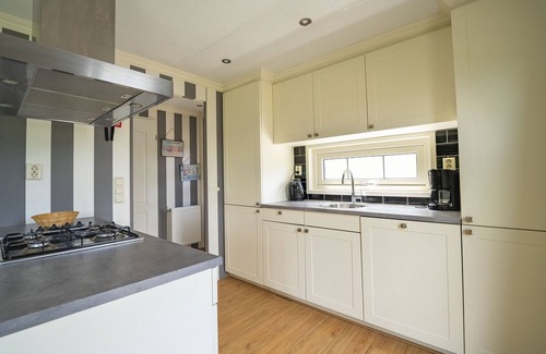 Dordtse Biesbosch Chalet De Ski | Well-kept chalet not far from the Biesbosch