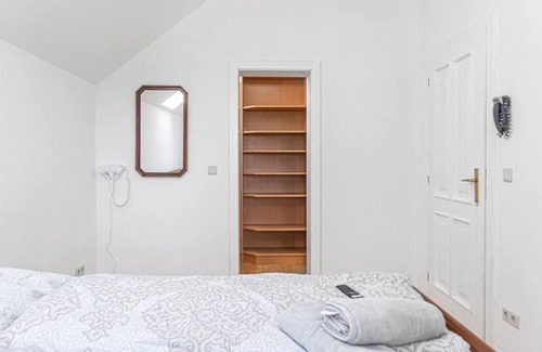 Grinzing Appartement | well-renovated private room in a 7-room house GR2