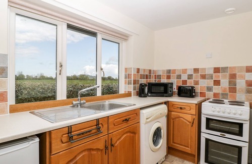 Highbridge Cottage | WELLFIELD COTTAGE, family friendly, with a garden in Mark