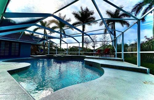 Greenview Shores Maison | Wellington Pool House With Spa and Putting Green