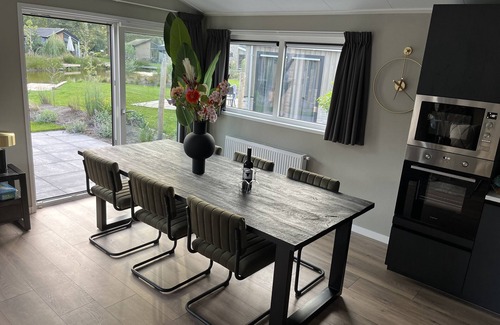 Biddinghuizen Chalet De Ski | Wellness Chalet Veluwemeer on a spacious plot by a pond
