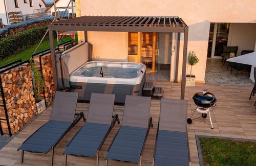 Brimingen Maison | Wellness vacation home, bath/WC with sauna and jacuzzi - Ferienhaus Im Lachergarten