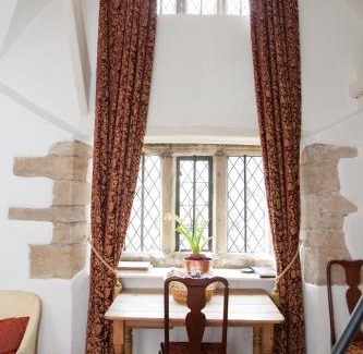 Mathern Maison | Welsh Gatehouse, Historic Castle which can cater for Electric Vehicle