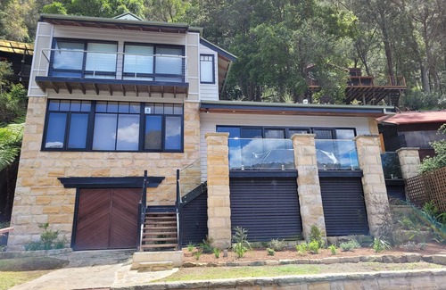 Berowra Waters Maison | Hazletts Hideaway - beautiful luxury 3 bedroom house - right on the water!