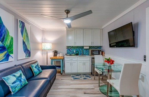 Hope Town Appartement | Wesbrook Studio - New, Cozy Retreat with Dock Slip in Marnie’s Landing