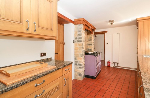 Pilton Maison | WESLEY HOUSE, pet friendly, with open fire in Pilton