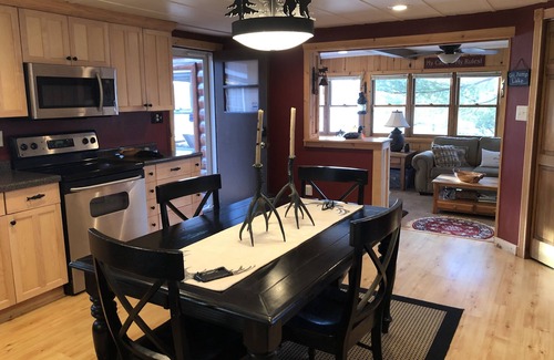 Weyerhaeuser Cabine | West Bay - A classic cabin experience on Island Lake