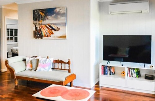 West End Maison | West End Luxury 4B3B Home w Parking and Home Pod Music System M9