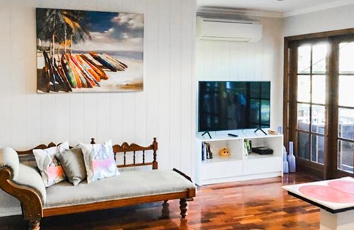 West End Maison | West End Luxury 4B3B Home w Parking and Home Pod Music System M9