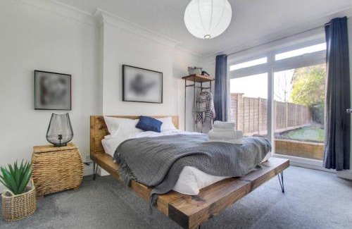 Cradley Heath Maison | West Midlands-contractor-long Stay-parking-4 Beds