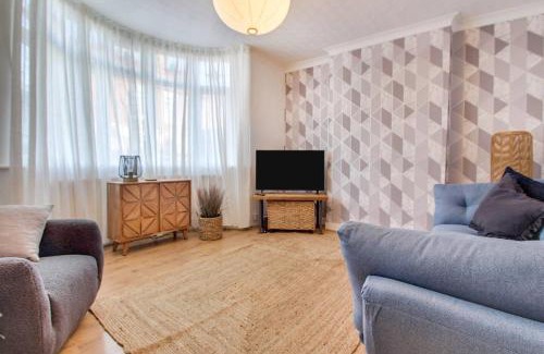 Cradley Heath Maison | West Midlands-contractor-long Stay-parking-4 Beds