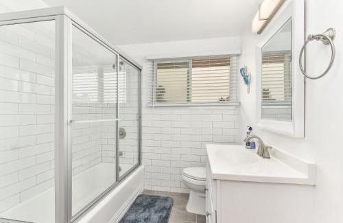 Santa Ana Heights Maison | West Newport Oceanfront Home and Patio on 65th St