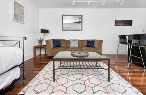 Bloomfield Appartement | ♥West Penn Hospital★ 5★Location ♛Queen Bed~Parking