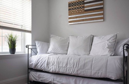 Bloomfield Appartement | ♥West Penn Hospital★ 5★Location ♛Queen Bed~Parking