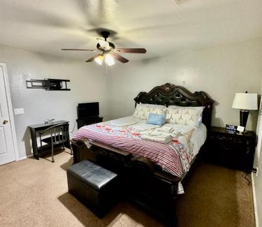 Trailwood Maison | West PHX Cozy king suit with private bathroom Inside a house