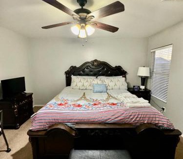 Trailwood Maison | West PHX Cozy king suit with private bathroom Inside a house